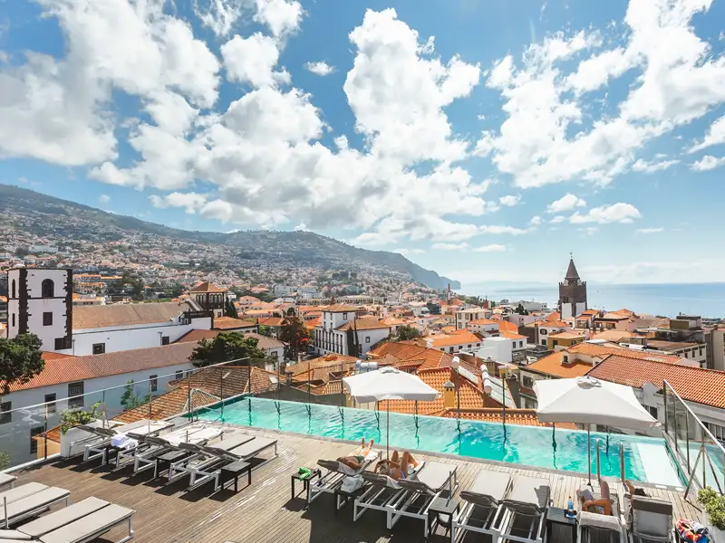 Nach den Besichtigungen bleibt Zeit, um den Panoramablick auf die Bucht von Funchal von der Dachterrasse des Hotel do Castanheiro zu genießen.