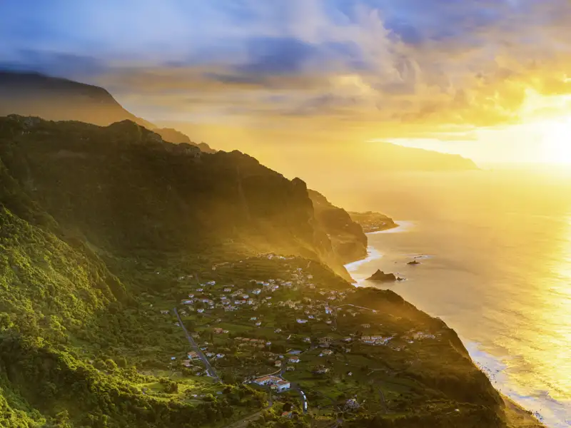Bei unserer Gruppenreise in kleiner Gruppe auf Madeira genießen wir den Sonnenuntergang, vielleicht vom Cabo Girao aus mit Blick auf Camara de Lobos.