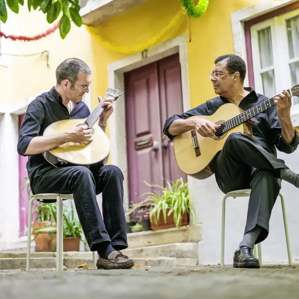 Bei der Portugal-Reise hören wir live Fado-Musik, gespielt auf Gitarre und Mandoline.