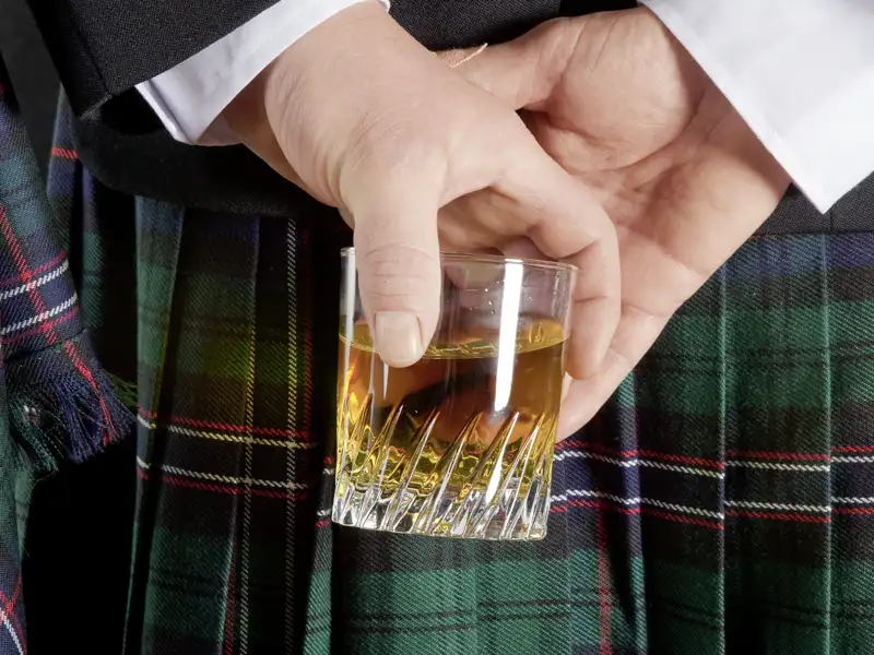 Eine Whiskyprobe bringt uns auf unserer Rundreise in kleiner Gruppe durch Schottland das "Lebenswasser" näher.