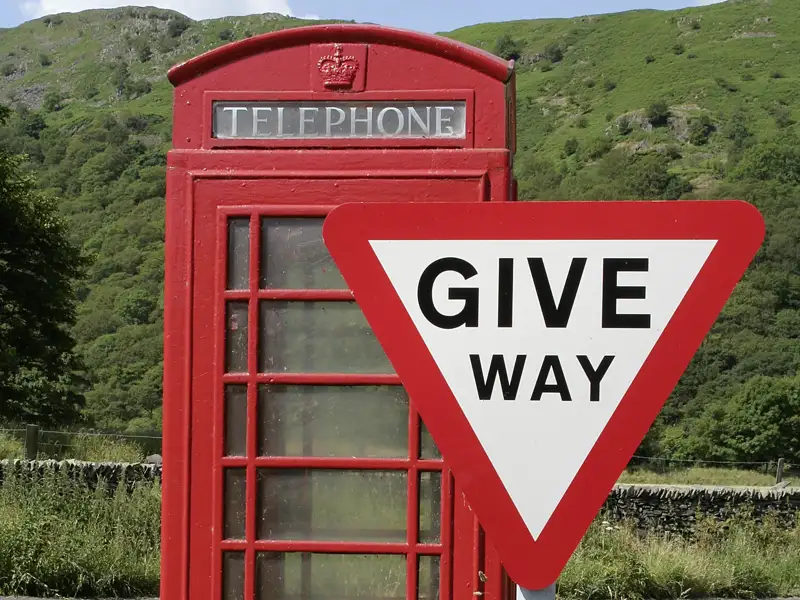 Erleben Sie historische Reminiszenzen in entlegenen Gebieten, wie die roten Telefonzellen und Give-Way-Schilder, auf unserer Reise durch die Highlands Schottlands.