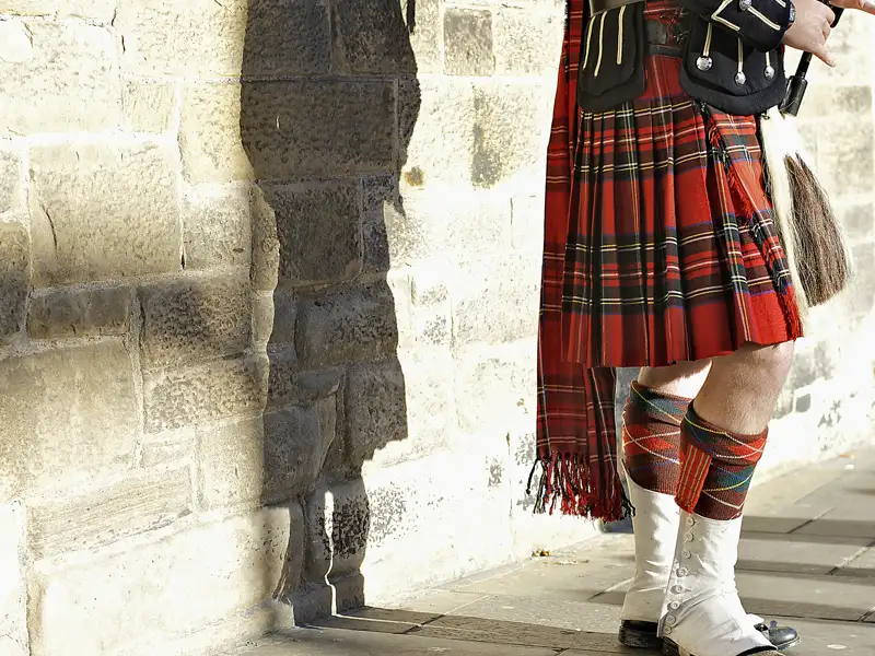 Begegnen Sie auf unserer Schottland-Rundreise Menschen in traditionellen Schottenröcken.
