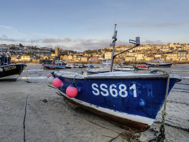 Auf unserer Gruppenreise nach Südengland besuchen wir auf einem Tagesausflug St Ives. Das besondere Licht des Ortes inspirierte zahlreiche Künstler, die sich hier niederließen, wie z.B. Barbara Hepworth.