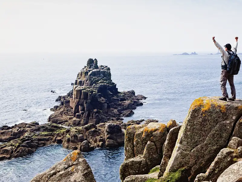 Auf unserer Gruppenreise nach Cornwall spazieren wir auf der Landzunge Land's End, dem westlichsten Zipfel Englands, ein kleines Stück an der wilden Granitküste entlang.