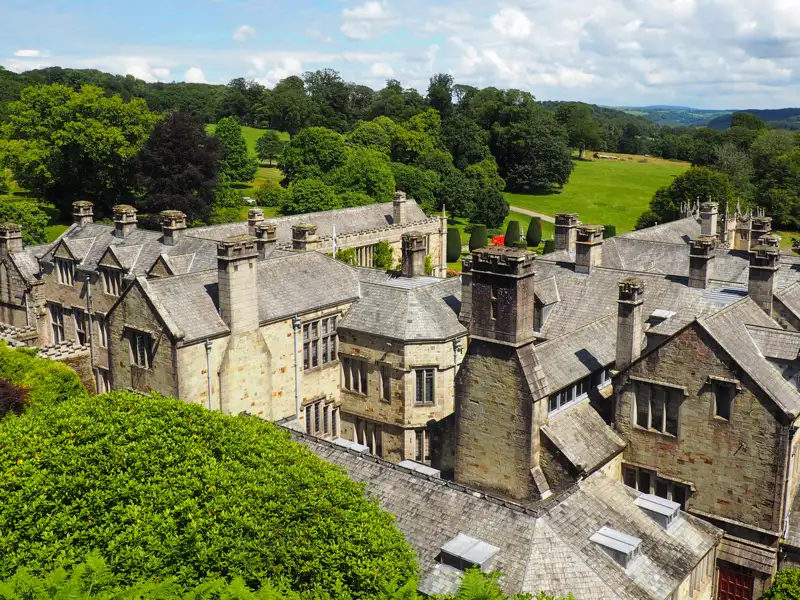 Wie im Film fühlen wir uns auf unserer Gruppenreise nach Südengland, wenn wir das Herrenhaus Lanhydrock innen und außen durchstreifen.