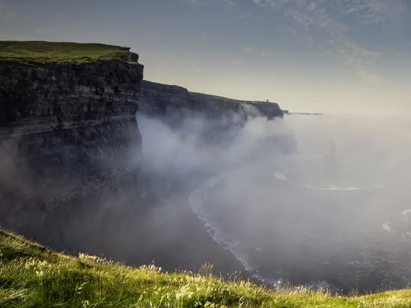 Auf unserer Rundreise durch Irland machen wir halt an den majestätischen Klippen von Moher. 200 m fallen sie senkrecht in den Atlantik hinab. Hier ist Vorsicht geboten!