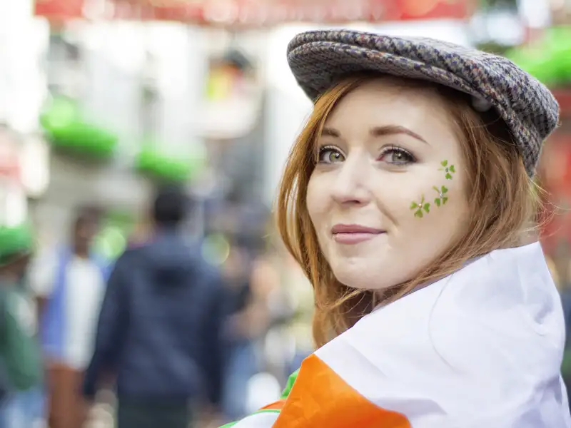 Auf unserer Rundreise durch Irland begegnen wir vielen Menschen. Am Feiertag des Nationalheiligen St. Patrick schmücken sie sich gerne mit Fahnen und Gesichtsbemalungen.