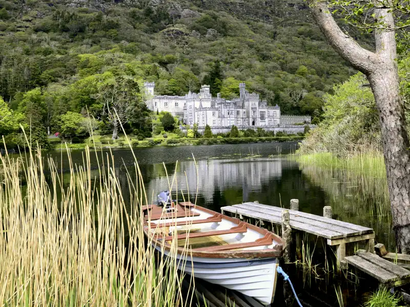 Auf unserer Rundreise durch Irland kommen wir auch an der Abtei von Kylemore in der Region Connemara im County Galway vorbei.