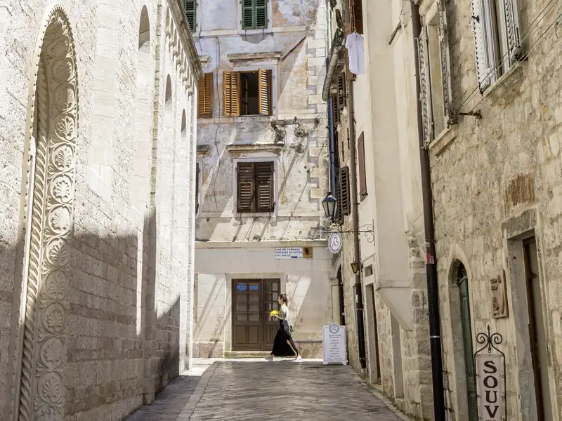 Kotor und die Bucht gehören zum UNESCO-Welterbe. Auf unserer Rundreise durch Montenegro lernen wir die Stadt in sachkundiger Begleitung unserer Reiseleiterin kennen.