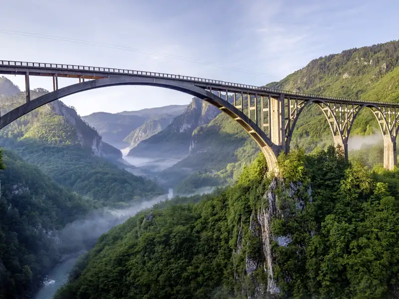 Eine der schönsten Brücken Europas: die Durdevica-Tara-Brücke in Montenegro, die mit fünf Bögen über die tiefste Schlucht Europas führt.