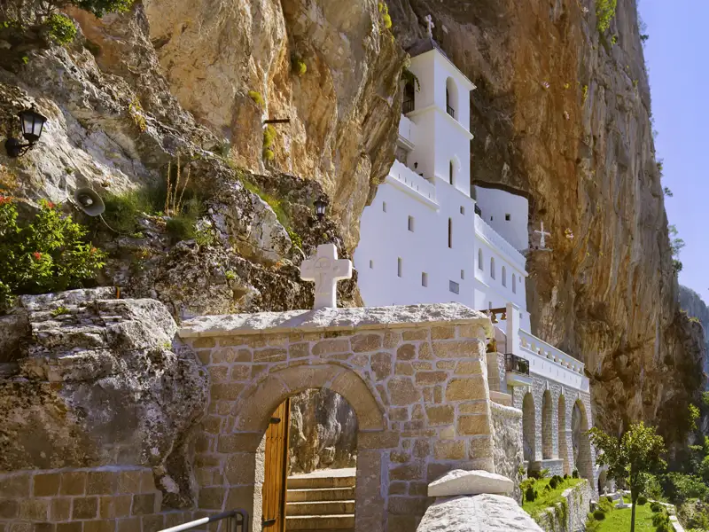 Das Ostrog-Kloster ist ein bekannter Wallfahrtsort der serbisch-orthodoxen Kirche in Montenegro, den auch wir auf unserer Rundreise besuchen. Das Höhlenkloster wurde in eine steile Felswand gebaut.
