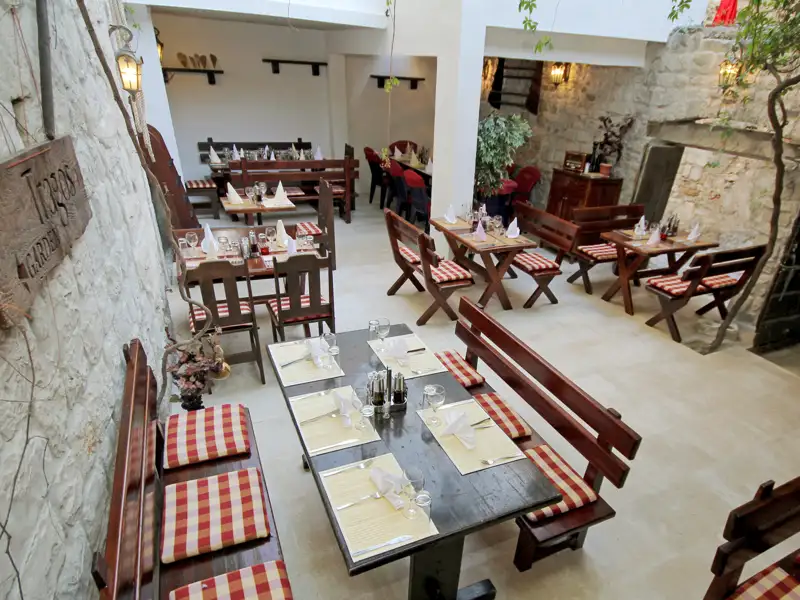 Am ersten Abend unserer smart&small-Rundreise durch Kroatien essen wir sehr stimmungsvoll unter Weinreben im Restaurant des Hotels Tragos, mitten in der UNESCO-gekrönten Altstadt von Trogir.