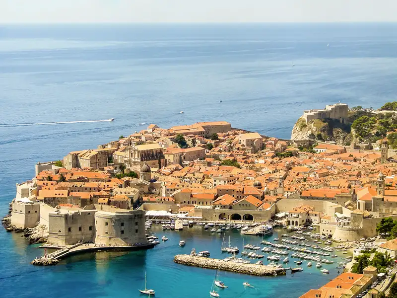 Uns bezaubert auf unserer Rundreise in Kroatien die Altstadt von Dubrovnik (UNESCO-Welterbe). Wir streifen durch die Gassen und erkunden das Franziskanerkloster, den alten Hafen und andere Kulturschätze.