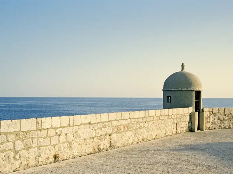In Dubrovnik haben Sie Zeit, eine Runde über die historische Festungsmauer zu drehen. Belohnt werden Sie mit herrlichen Ausblicken auf das Meer und die Altstadt.