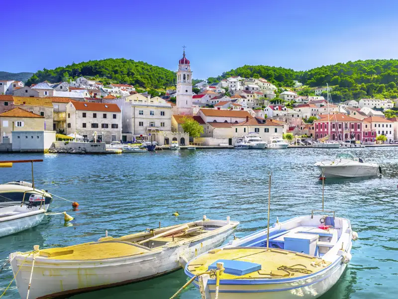Mit der Fähre fahren wir auf die Marmorinsel Brac, eine der Inselschönheiten, die wir auf unserer smart&small-Rundreise in kleiner Gruppe durch Kroatien kennenlernen.
