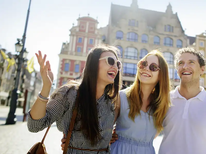 Breslau (Wroclaw), das historische Juwel mit den vielen Brücken und der jungen studentischen Atmosphäre, lernen wir auf unserer smart&small-Reise durch Südpolen auf einem Stadtrundgang kennen.