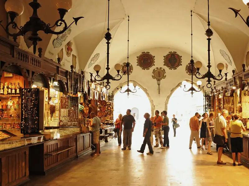 Auf unserer smart&small-Reise durch Südpolen und das Riesengebirge besuchen wir die beeindruckenden Tuchhallen in Krakaus Altstadt.