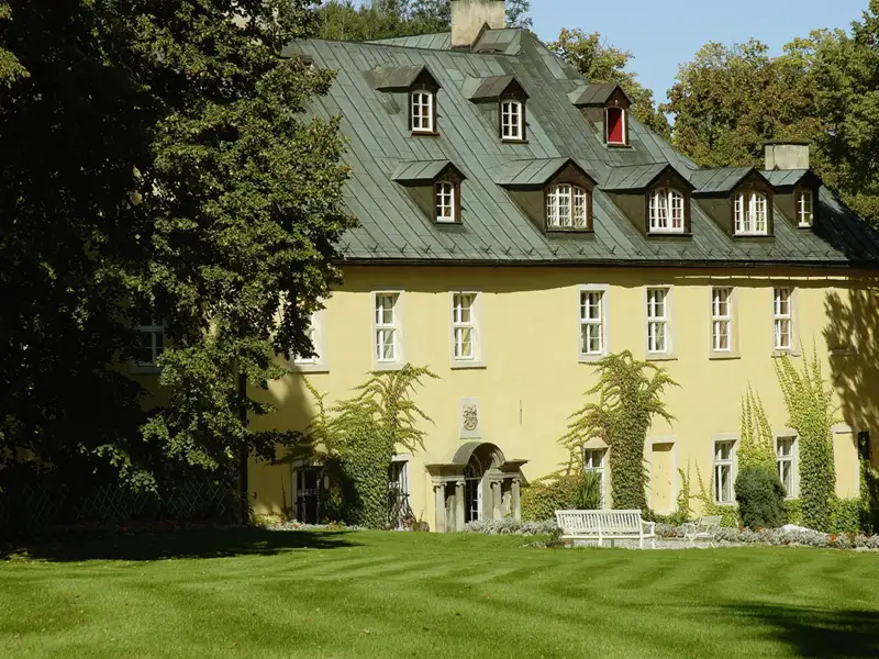 Auf unserer smart&small-Reise in kleiner Gruppe durch Südpolen übernachten wir u.a. im Hotel Schloss Stonsdorf in Staniszów.