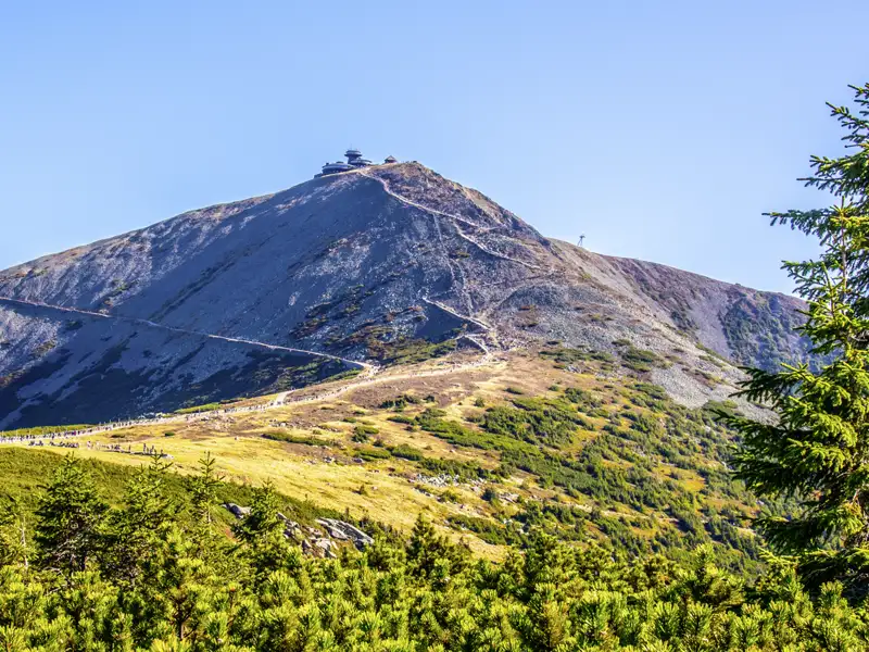Während der smart&small-Rundreise duch Südpolen erklimmen wir per Sessellift die Schneekoppe bis auf 1377 m und wandern von dort aus hinunter.