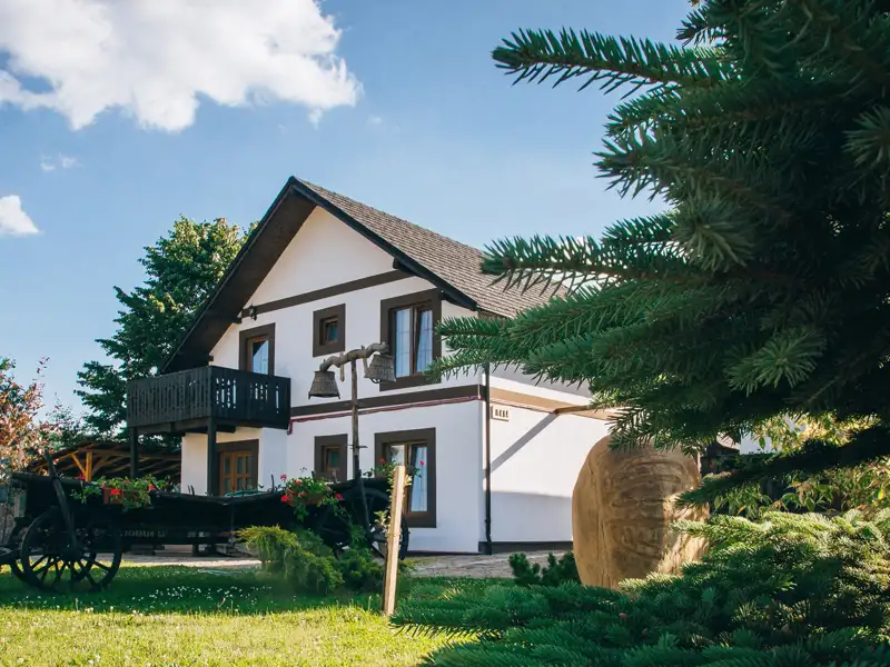 Das Besondere an den Studienreisen in kleinen Gruppen sind die Unterkünfte. Hier in Rumänien etwa das gemütliche Gästehaus La Roata in der Bukowina.