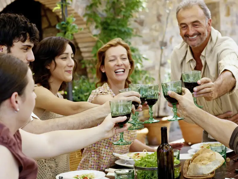 In den dörflichen Idyllen werden auf unserer Rumänienreise in kleiner Gruppe lokale Spezialitäten und hauseigener Wein serviert.