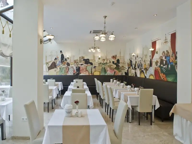 Auf unserer Studienreise durch Rumänien checken wir in Kronstadt im Hotel Coroana Brasovului ein; mit seinen 42 Zimmern liegt es mitten im historischen Zentrum der Stadt.