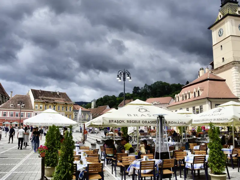 In zehn Tagen die schönsten Orte Siebenbürgens und die Moldauklöster kennenlernen und der rumänischen Seele näherkommen, hier etwa auf dem Ratsplatz in Kronstadt (Brasow).