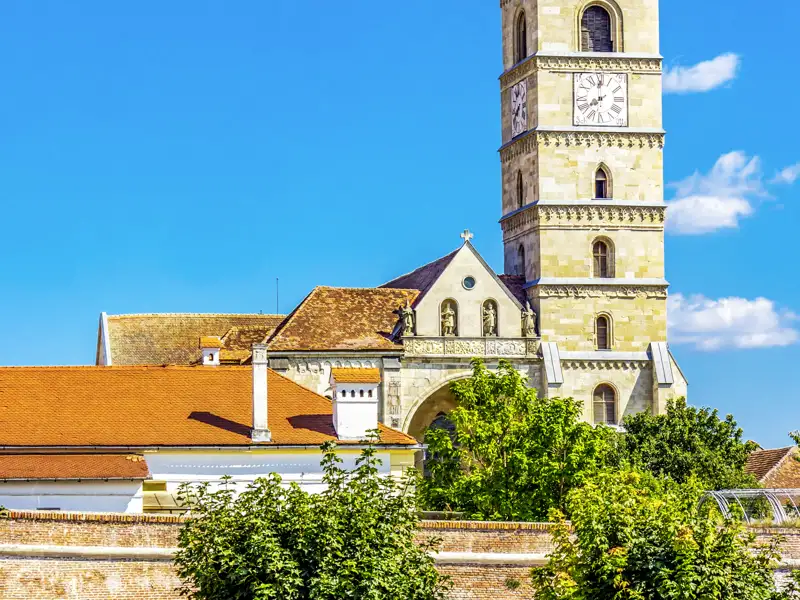 Auf unserer zehntägigen Rundreise durch Siebenbürgen lernen wir die reichhaltige Kultur Rumäniens in all ihren Facetten kennen. Im Bild zu sehen ist die St.-Michaels-Kathedrale in Karlsburg (Alba Iulia).