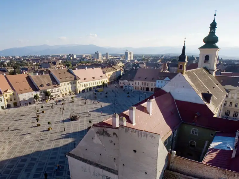 Auf unserer Rundreise durch Siebenbürgen besuchen wir Hermannstadt (Sibiu), übernachten zweimal dort und sehen zwischen mächtigen Mauerringen Patrizierhäuser, Pfarrkirche und die Lügenbrücke.