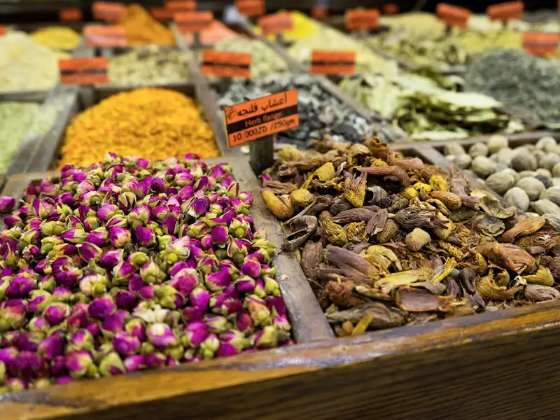 Auf Ihrer Rundreise durch Jordanien ist bestimmt auch Zeit, in Amman über den Basar zu bummeln und um Gewürze zu feilschen.