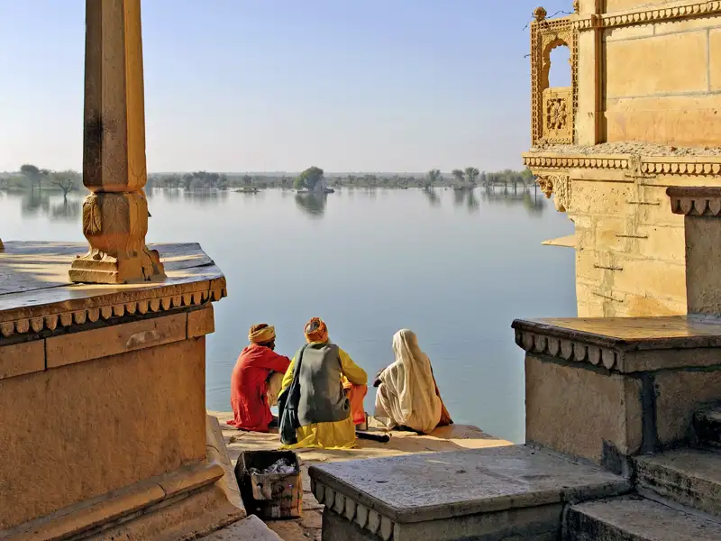 Auf unserer Studienreise durch Rajasthan besuchen wir auch den künstlich angelegten See Gadi Sagar in Jaisalmer, der über Jahrunderte die wichtigste Wasserquelle der Wüstenstadt war.
