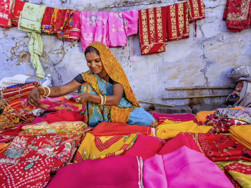 Auf unserer Studienreise durch Rajasthan lassen wir uns vom bunten Farbenzauber Indiens zum Kauf von schönen Stoffen verführen.
