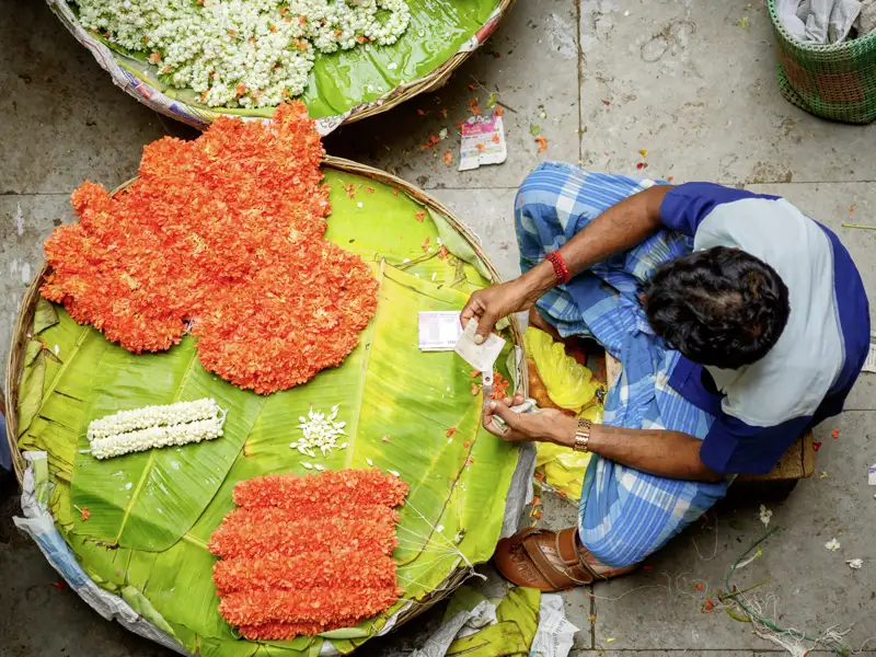 Auf unserer großen Südindienreise besuchen wir einige Märkte, auf denen auch die für den Tempel benötigten Blumengirlanden feilgeboten werden.