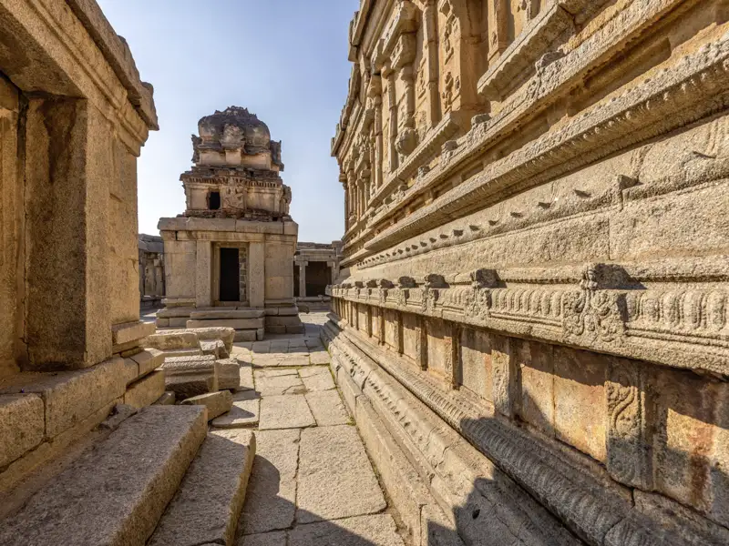 Auf unserer Studienreise durch Südindien sehen wir alle der großen und bedeutenden Hindutempel. Der Vittala-Tempel in Hampi ist seit der Zerstörung durch die Sultane von Bijapur nurmehr eine grandiose Ruine.
