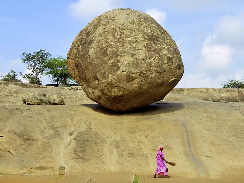 Auf unserer Südindienreise besuchen wir Mahabalipuram und bestaunen den Butterball des Gottes Krishna. Der Felsen scheint der Physik zu trotzen.