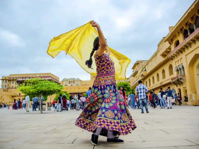 Auf unserer 18-tägigen klassischen Studienreise zu den Höhepunkten Indiens besichtigen wir viele Highlights. Eines davon die Festung Amber bei Jaipur. Hier tanzen gelegentlich Frauen und Männer nach alter Tradition, um Gäste willkommen zu heißen.
