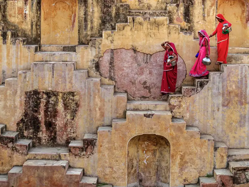 Es gibt viel zu sehen auf unserer 18-tägigen klassischen Studienreise zu den Höhepunkten Indiens. Hier einer der vielen Stufenbrunnen in Rajasthan.
