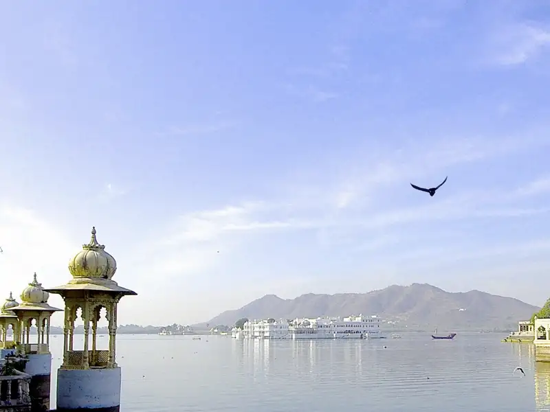 Während Ihrer 18-tägigen klassischen Studienreise zu den Höhepunkten Indiens machen Sie halt in Udaipur und unternehmen eine Bootsfahrt auf dem Picholasee. Sie passieren hierbei auch den berühmten Lake Palace, der heute als Luxushotel dient.