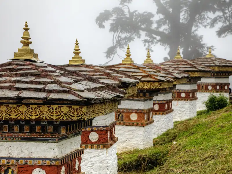 Auf unserer Klassik-Studienreise durch Bhutan bestaunen wir immer wieder die landestypische Architektur.