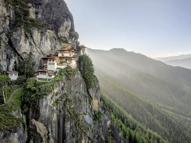 Auf unserer Klassik-Studienreise Bhutan - mit dem Osten des Königreichs unternehmen wir von Paro aus einen Ausflug zum Tigernestkloster, das spektakulär an die Flanke eines Berges gebaut ist.