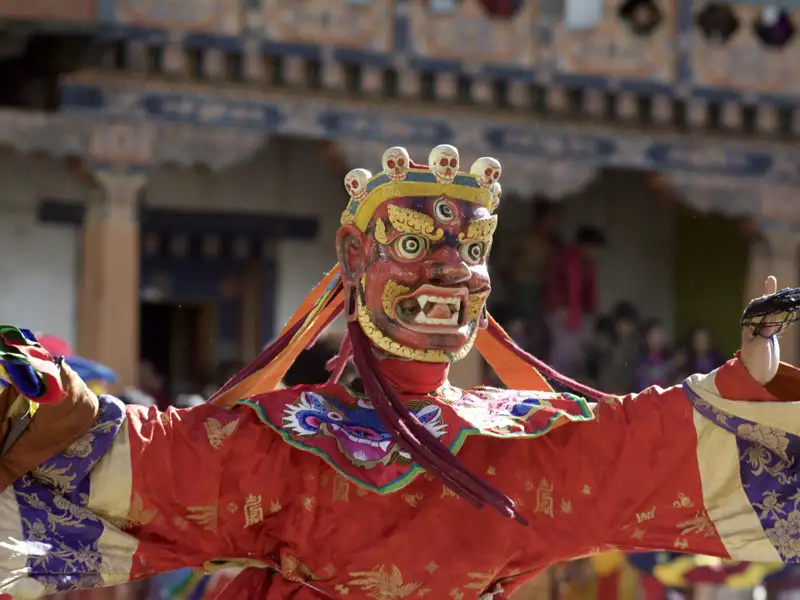 Auf unserer 17-tägigen Klassik-Studienreise durch das Königreich Bhutan erleben wir, wie sich Tänzer bei den Klosterfesten in göttliche Wesen verwandeln.