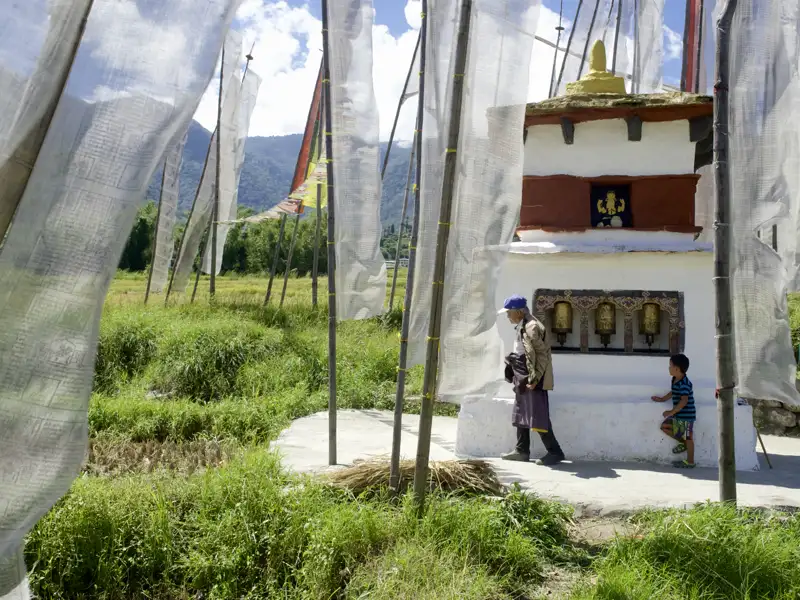 Auf unserer Klassik-Studienreise durch das Königreich Bhutan kommen wir auch durch kleinere Orte in idyllischer Lage und sehen immer wieder Grabmonumente - sogenannte Chörten.