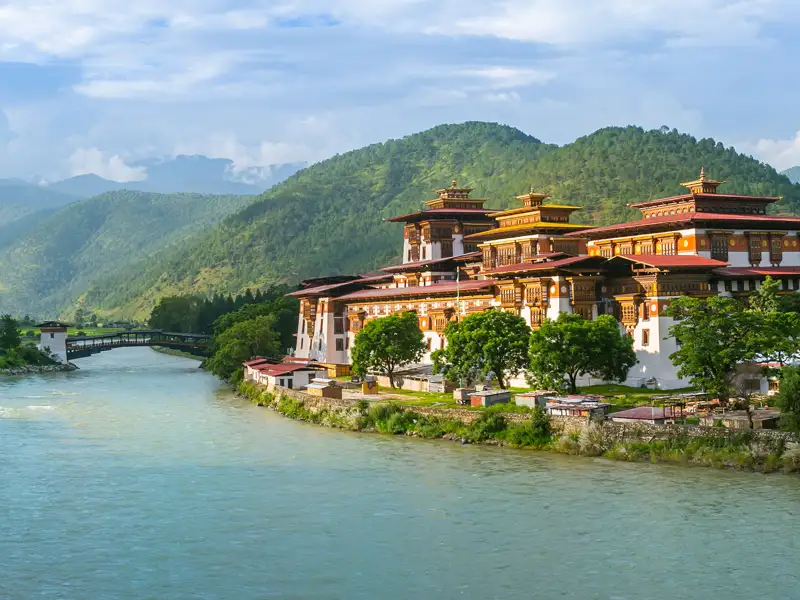 Auf unserer Klassik-Studienreise nach Bhutan besuchen wir auch die Klosterburg in Punakha - eines der größten Klöster Asiens.
