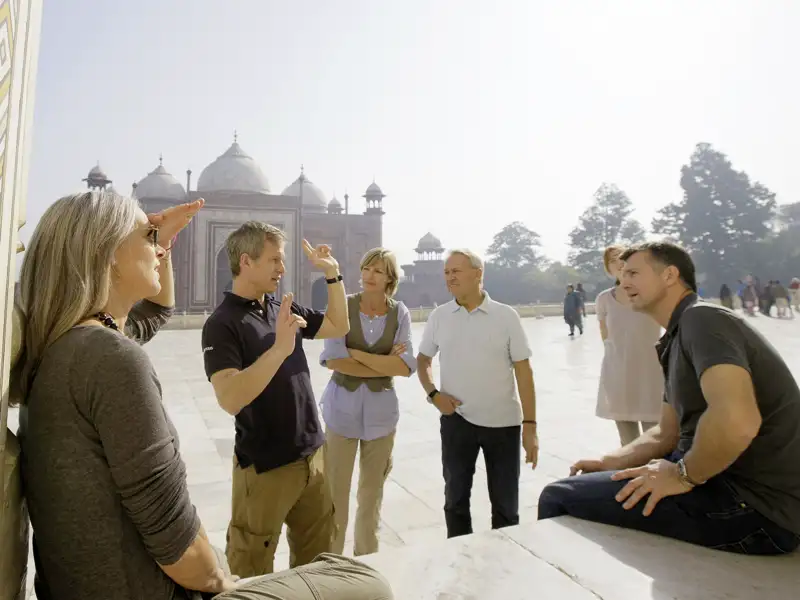 Auf unserer Studienreise Rajasthan - zum Kennenlernen erleben Sie Pracht und Prunk der indischen Fürstenfamilien von Delhi bis Jaipur und von Udaipur bis Agra. Ihr Reiseleiter informiert Sie fundiert über die Geschichte und das Leben der Maharadschas, so wie hier am Taj Mahal.