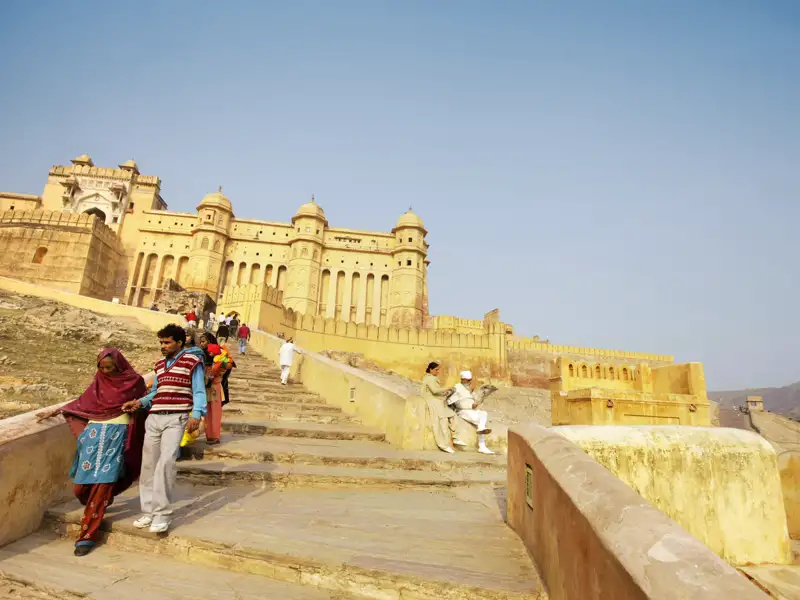 Auf Ihrer Rajasthanreise zum Kennenlernen  besichtigen Sie auch Fort Amber bei Jaipur in Rajasthan. Die aus honiggelbem Sandstein erbaute Festung thront auf einem Hügel.