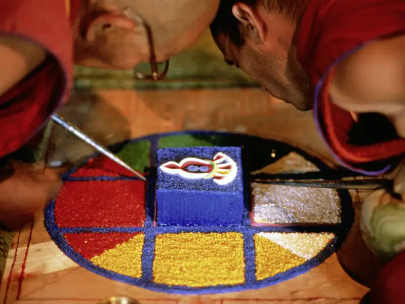 Auf unserer Studiosus-Expeditionsreise in den Himalaya erfahren wir in Ladakh auch viel über die religiösen Traditionen der Menschen, im Buddhismus z.B. dienen Mandalas als Meditationshilfe.