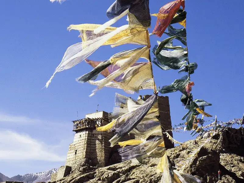 Bei unserer Expeditions Studienreise durch Ladakh sehen wir immer wieder wehende Gebetsfahnen vor Klöstern und Burgen.