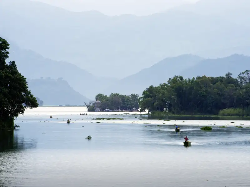 Auf unserer Studienreise Nepal am Thron der Götter unternehmen Sie eine Bootsfahrt auf dem Phewasee in Pokhara