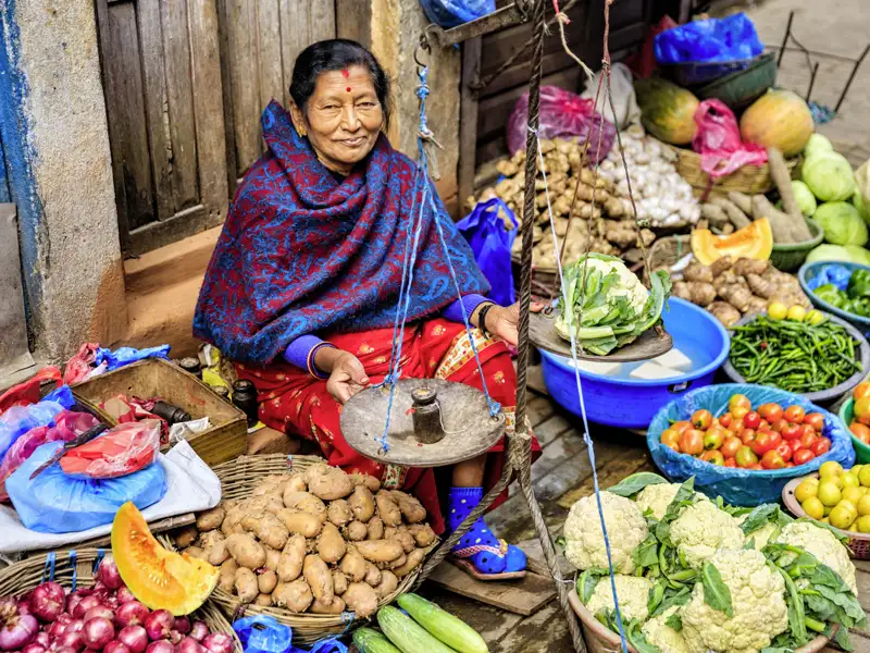 Auf dieser 16-tägigen Studienreisenach Nepal finden wir auch Zeit, auf den üppigen Märkten im Kathmandutal das Lokalkolorit zu genießen.