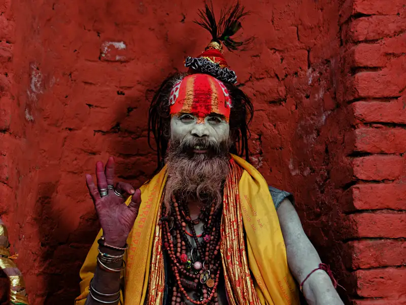 Auch Sadhus, Babas, Rishis - heilige Männer Nepals - begegnen uns auf unserer Studienreise Nepal - am Thron der Götter im Kathmandutal. Bunte Gewänder, Halsketten und Asche im Gesicht, die Haare zu Dreadlocks verflochten, so ist ihr typisches Erscheinungsbild.